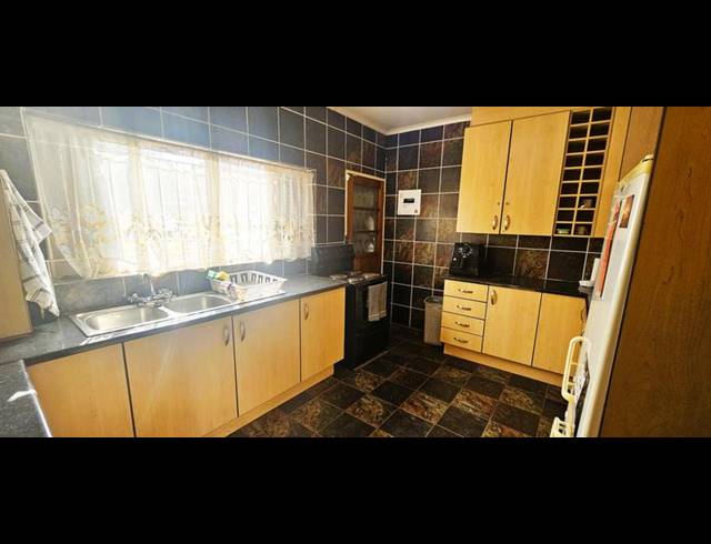 4 BEDROOM HOUSE FOR SALE IN VAAL MARINA